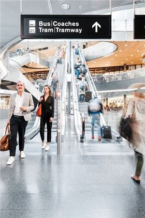 Escalator Cyhoeddus Gyda Thechnolegau Arbed Ynni